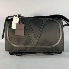VALENTINO Schwarze Nylon-Leder-Monogram-Messenger-Tasche