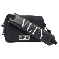 Valentino Schwarze Messenger Bag aus Nylon VLTN mit Fronttasche