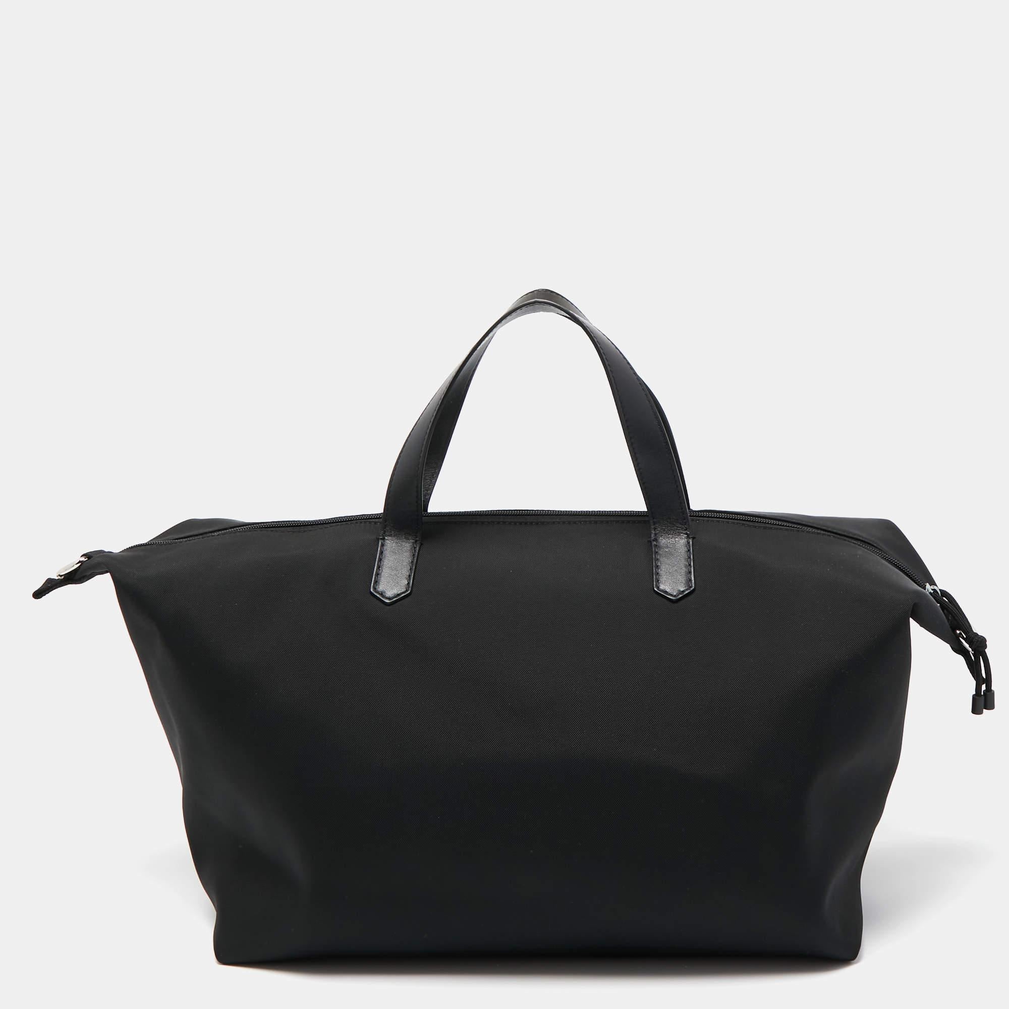 The simple silhouette and the use of durable materials for the exterior bring out the appeal of this Valentino weekender bag. It features comfortable handles and a well-lined interior.

Includes: Original Dustbag, Tag, Detachable Strap, Info Booklet