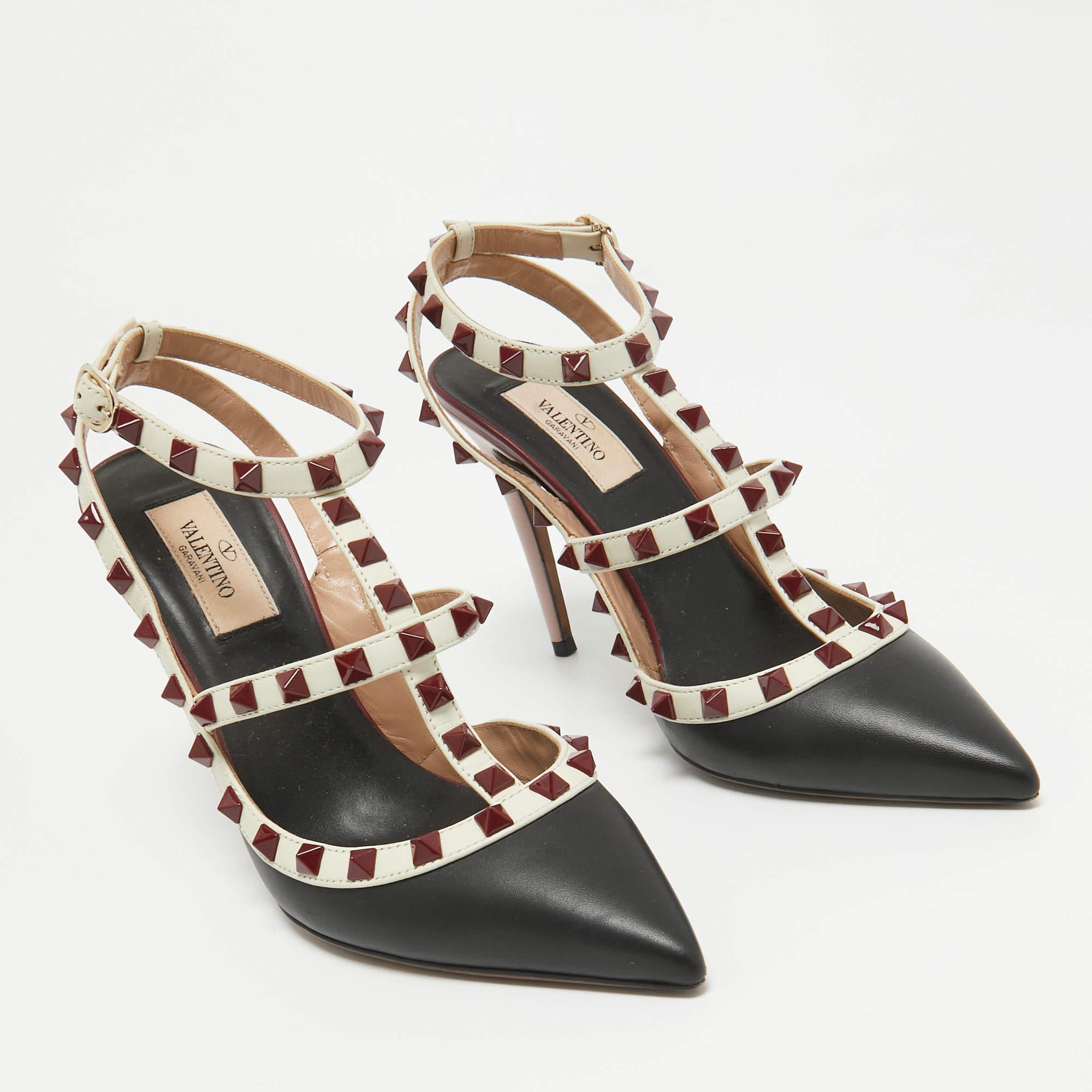 Valentino - Escarpins Rockstud en cuir noir/off-White - Taille 38 Bon état à Dubai, Al Qouz 2
