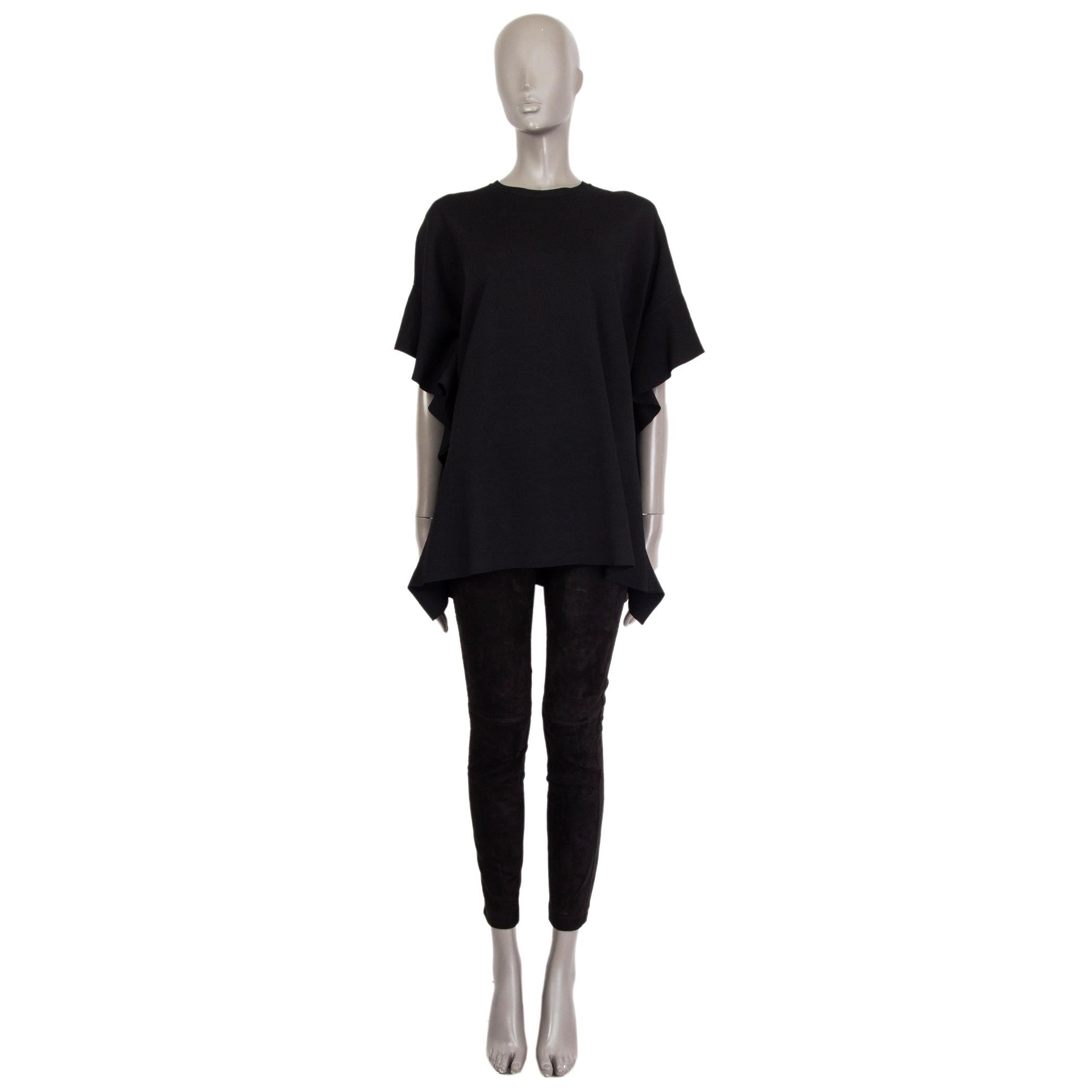 Valentino short-sleeve knit blouse in black viscose-blend (assume as tag is missing) with a crew-neck and ruffled-seams. Unlined. Has been worn and is in excellent condition. 

Tag Size Missing Size
Size S
Shoulder Width 41cm (16in)
Bust 122cm