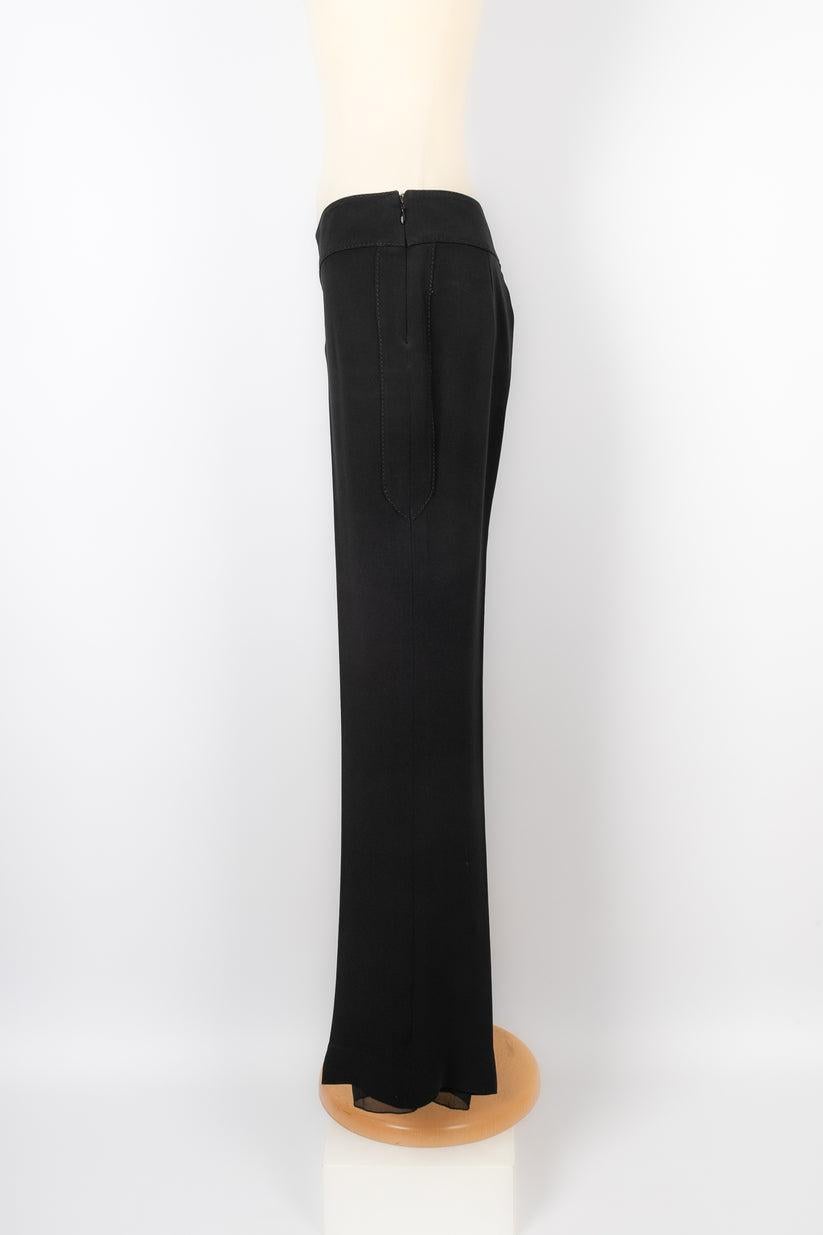 Valentino - Black pants. No size indicated, it fits a 38FR.

Additional information:
Condition: Good condition
Dimensions: Waist: 39 cm - Hips: 45 cm - Length: 96 cm

Seller Reference: FJ100