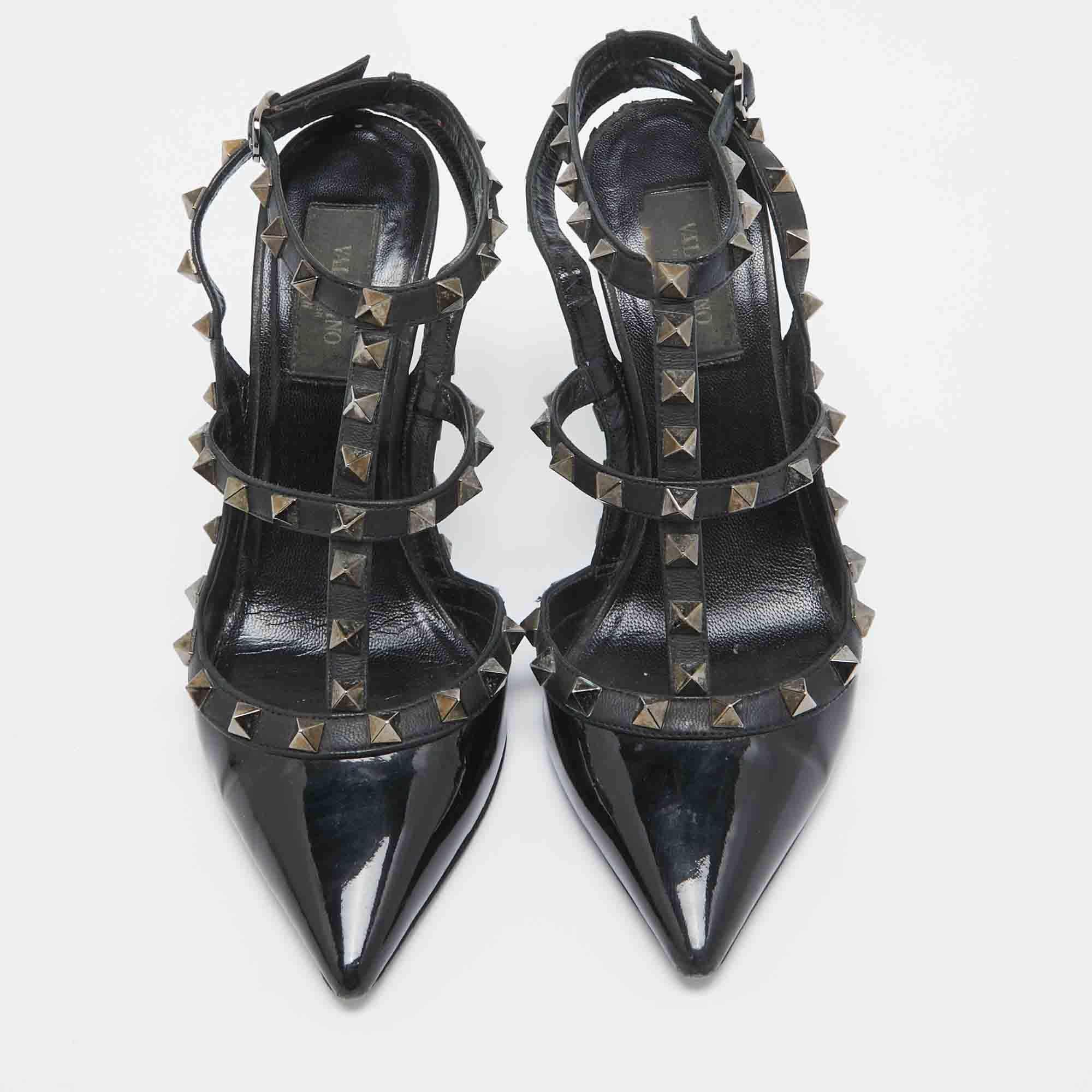 The elegantly placed Rockstuds on the outline of this pair of Valentino pumps makes it captivating. Crafted from patent leather, it is perfectly raised on 10cm heels and cut into a pointed-toe silhouette.

