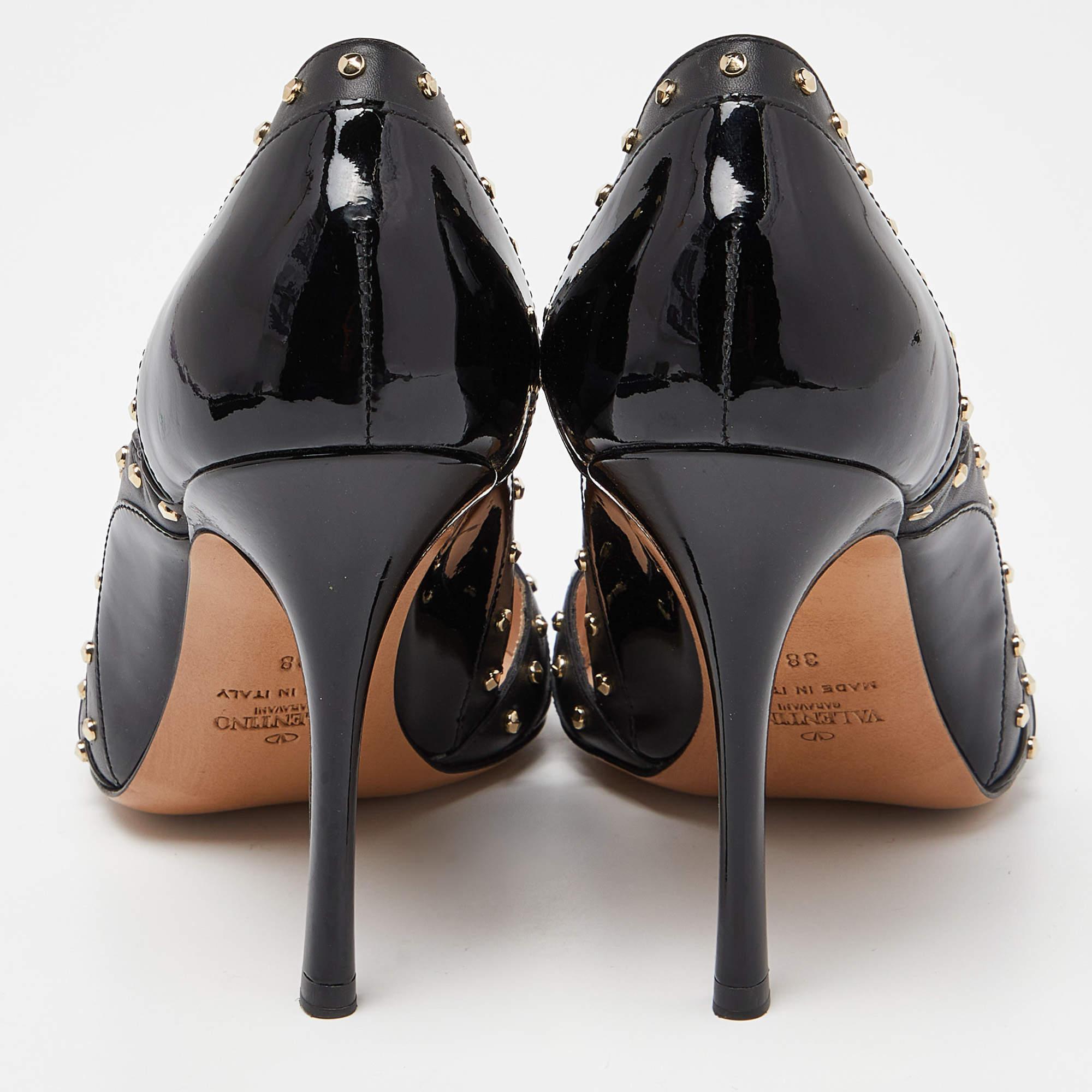 Valentino Black Patent and Leather Studded Pointed Toe Pumps Size 38 In Good Condition For Sale In Dubai, Al Qouz 2