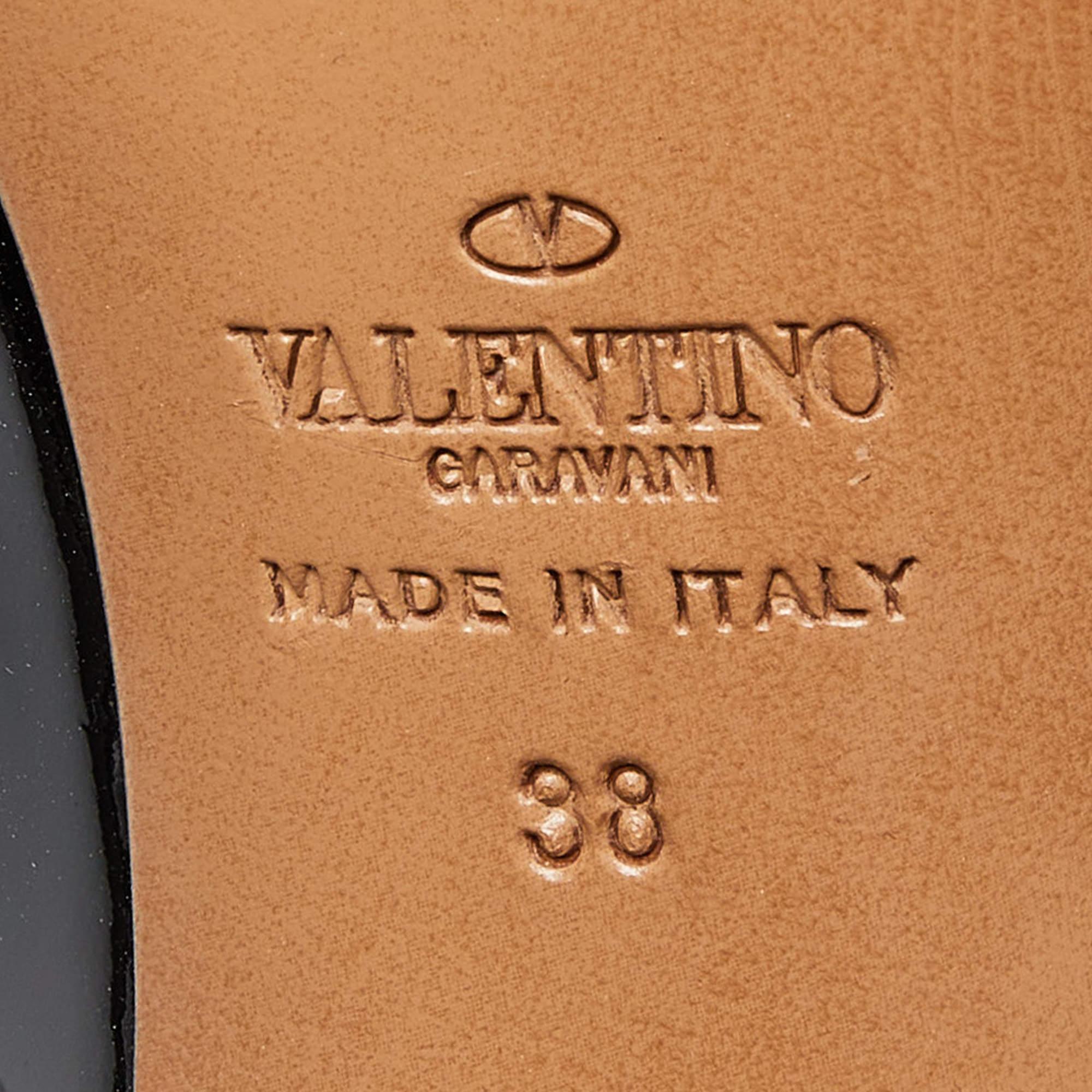 Valentino - Escarpins à bout pointu cloutés en cuir et vernis noir - Taille 38 en vente 2