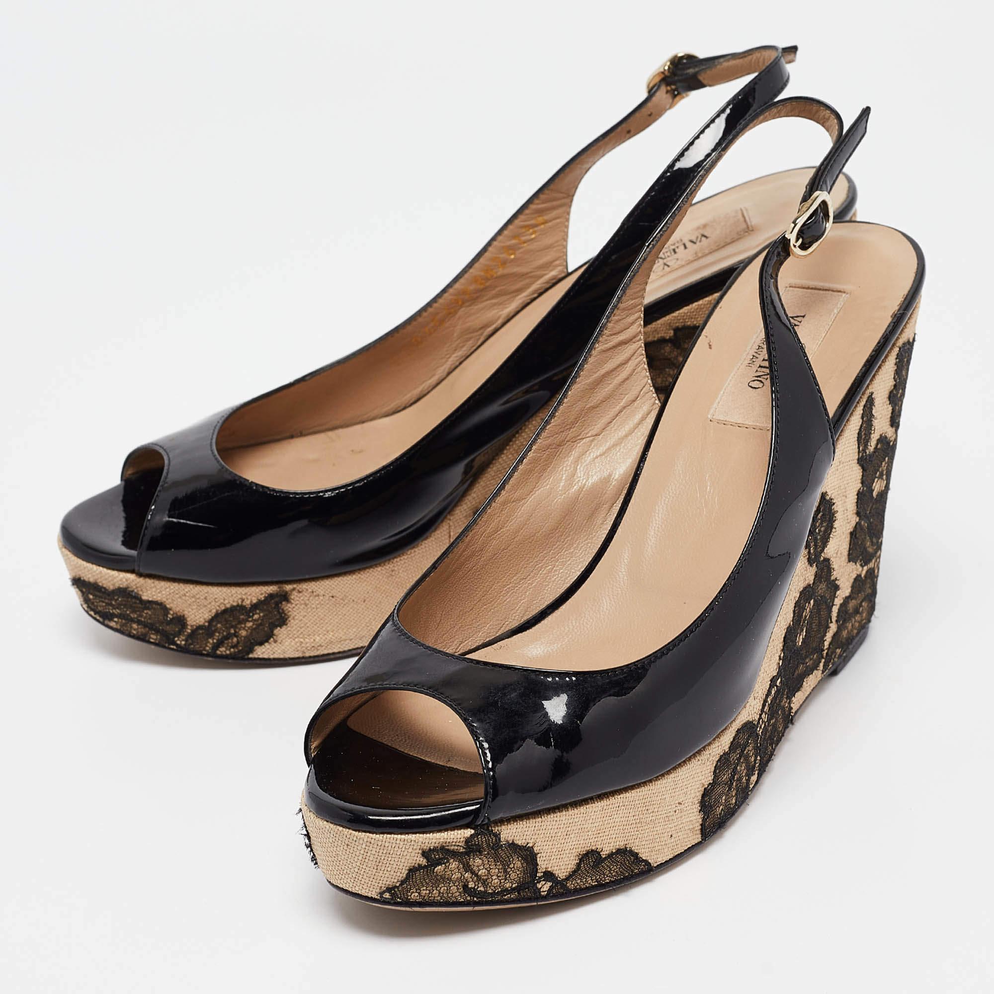 These sandals will frame your feet in an elegant manner. Crafted from quality materials they display a classy design and comfortable insoles.