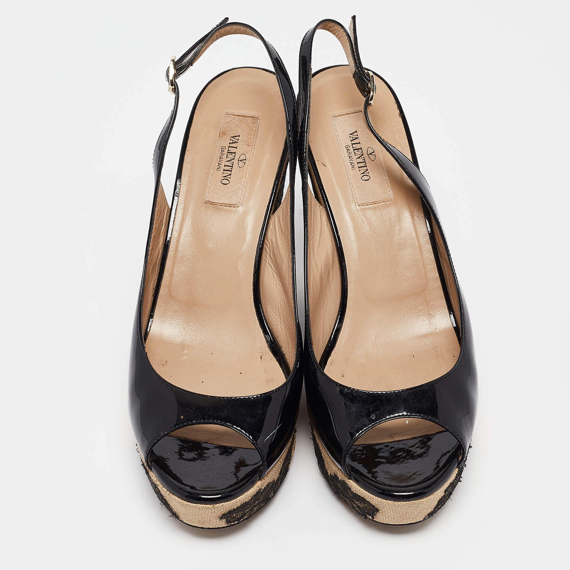 Valentino Black Patent Leather and Lace Slingback Wedge Sandals Size 38 In Fair Condition For Sale In Dubai, Al Qouz 2