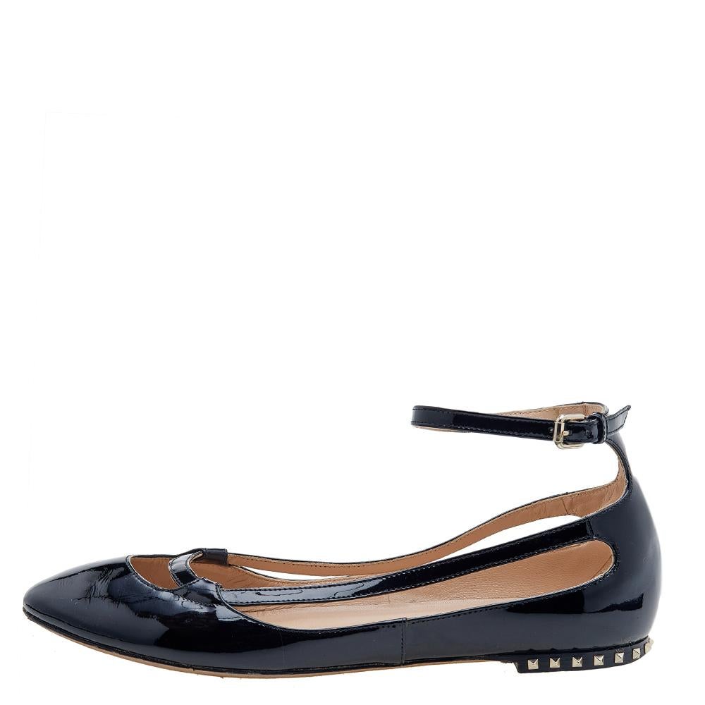 
Crafted out of black patent leather, these ballet flats will lend a luxe touch to your overall look. They feature covered toes, comfortable insoles, and buckled ankle straps. This stylish pair from Valentino will make a great addition to your