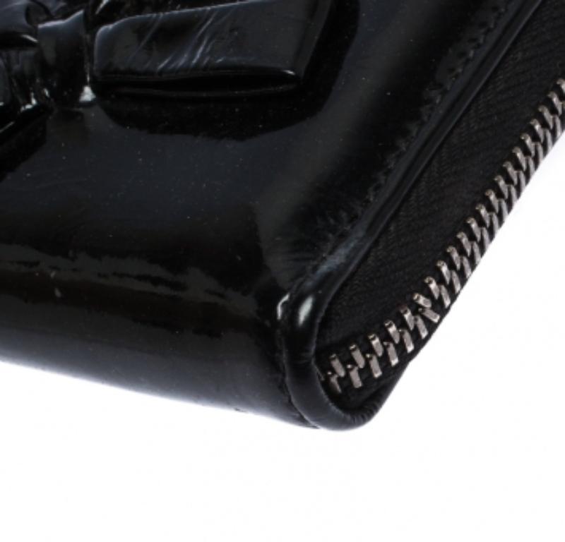 Valentino Portafoglio Continental con zip e fiocco in pelle verniciata nera In condizioni discrete in vendita a Dubai, Al Qouz 2