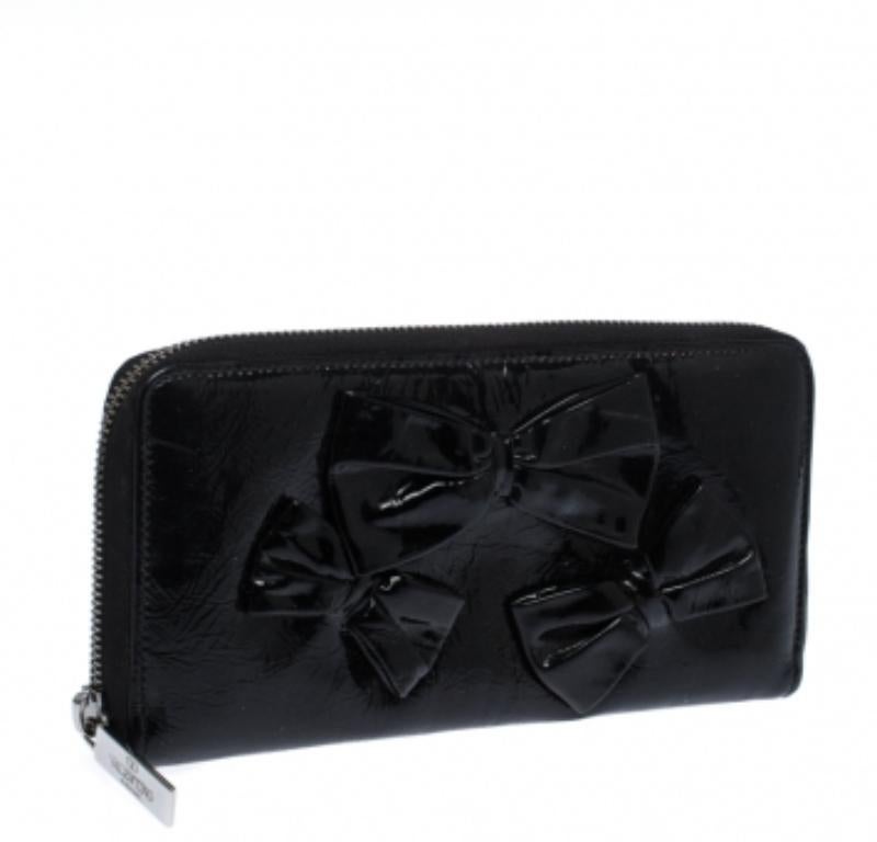 Valentino Portafoglio Continental con zip e fiocco in pelle verniciata nera in vendita 2