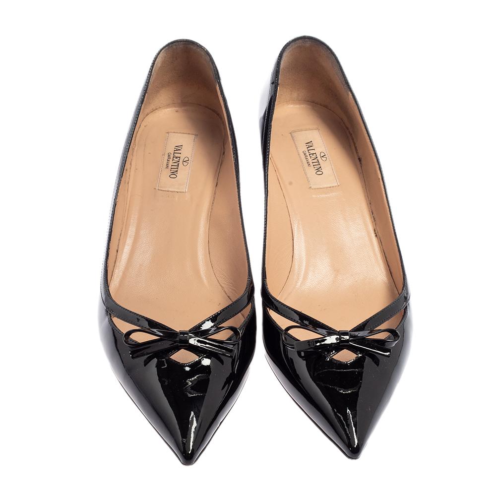 This pair of pumps by Valentino will leave you looking like a diva. They are crafted from quality patent leather and assembled with pointed toes, cut-out detail and bow on the vamps, and towering 9 cm high heels. Add timeless glamour to your closet