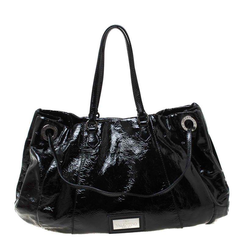 Valentino has created a hobo that is not only lovely in appeal but durable in use. It has been crafted from patent leather and lined with satin on the insides. The bag has a spacious interior that will easily hold all your belongings and it is held