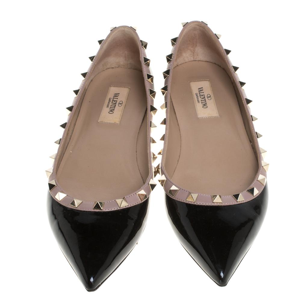 Instantly recognizable, the ballet flats from Valentino are one of the most iconic styles from the brand. These flats have been crafted from patent leather in a black shade and styled with the signature Rockstud accents on the toplines that will