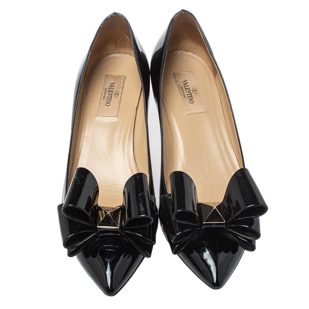 Gift your feet these pretty pumps by Valentino today. Crafted using black patent leather, the pointed-toe pumps are a blend of quality and elegance. They feature pointed toes with Rockstud bow detailing and 5 cm heels.