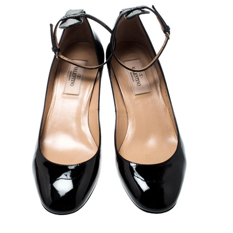 Elevate your everyday look by flaunting these pumps crafted from premium quality leather. This Valentino pair is styled with round toes, low heels and ankle fastenings. Add a touch of sophistication to your ensemble by wearing this pair of elegant