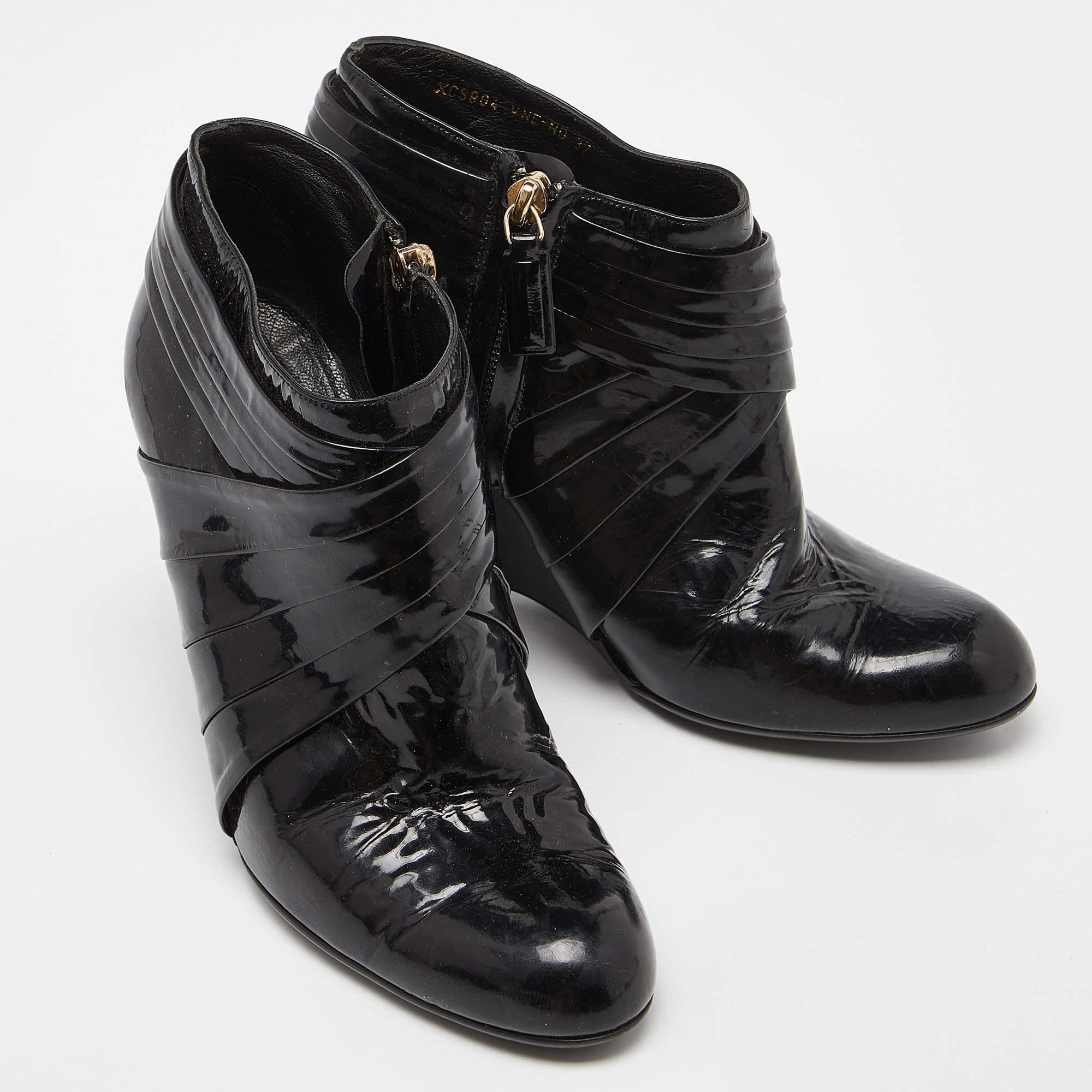 Valentino - Bottines à semelle compensée en cuir verni noir - Taille 37 État moyen - En vente à Dubai, Al Qouz 2