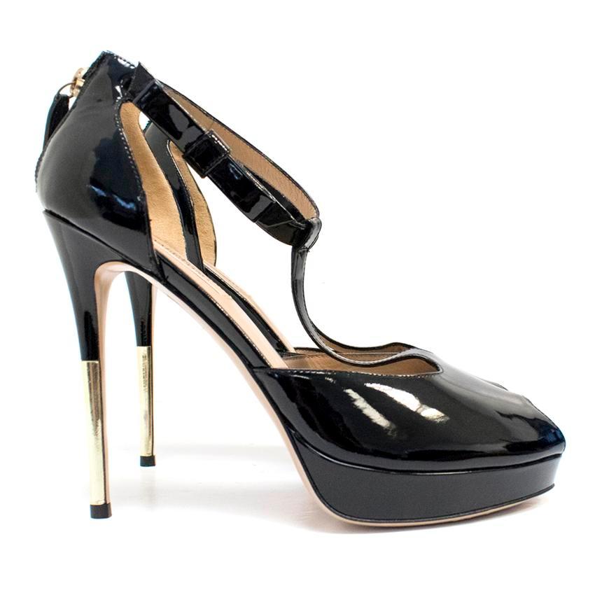 Valentino black patent peep toe heel, features t bar and bow detail.

Size IT 39

Approx:

Heel:13cm
Length:20cm
Sole: 24cm
Width: 14cm
