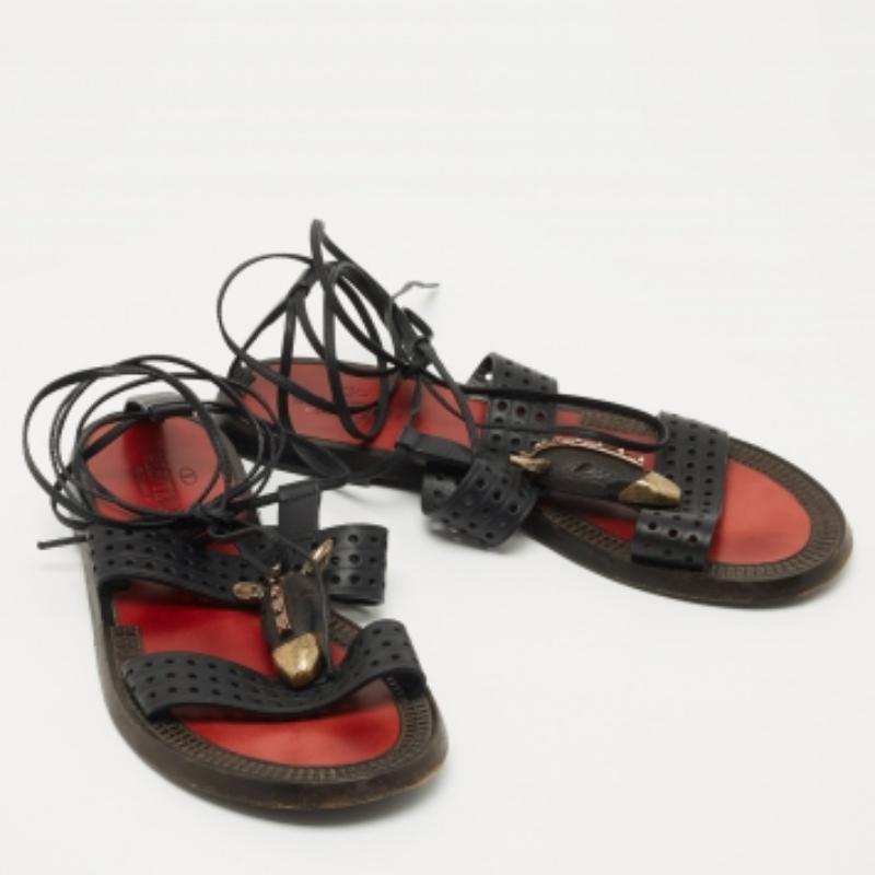 Noir Valentino Sandales noires en cuir perforé à la cheville Taille 38 en vente