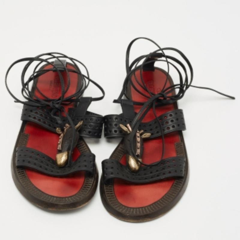 Valentino Sandales noires en cuir perforé à la cheville Taille 38 Bon état - En vente à Dubai, Al Qouz 2