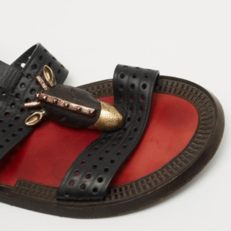 Valentino Sandales noires en cuir perforé à la cheville Taille 38 en vente 2
