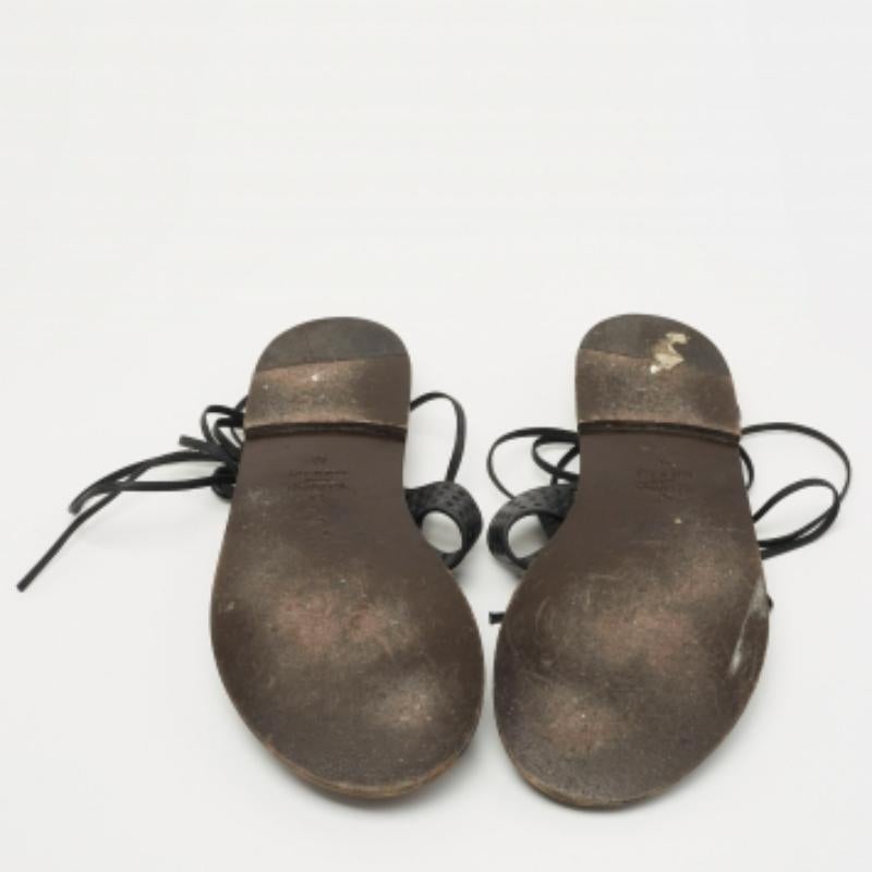Valentino Sandales noires en cuir perforé à la cheville Taille 38 en vente 4