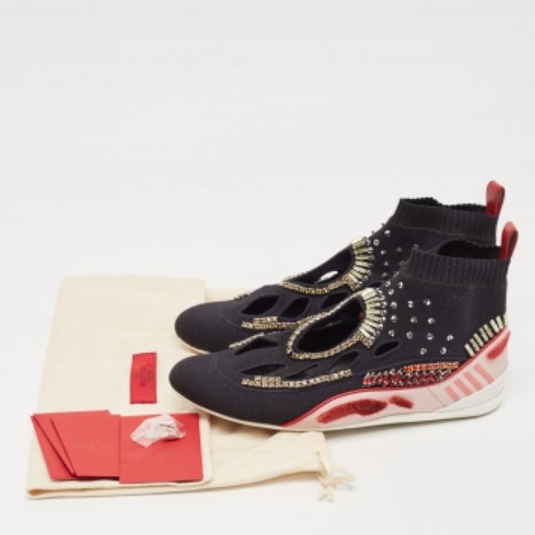 Entrez dans le luxe à la pointe de la mode avec ces baskets Valentino. Ces chaussures de sport haut de gamme offrent un mélange harmonieux de style et de confort, parfait pour ceux qui exigent de la sophistication à chaque pas.