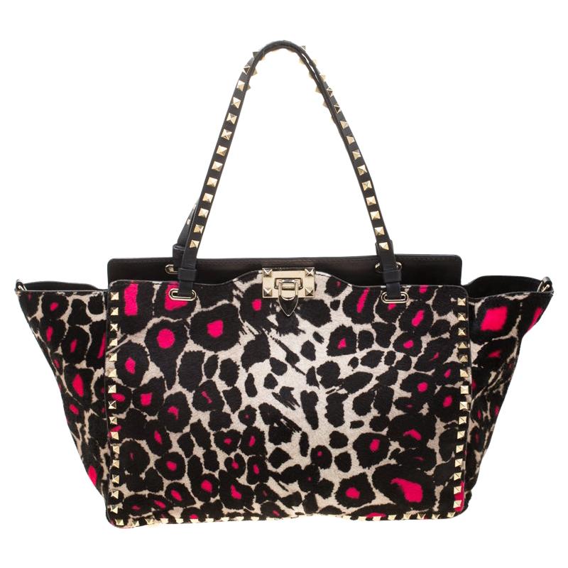 kolbe Dårlig skæbne Nysgerrighed Valentino Black/Pink Leopard Print Calfhair Rockstud Tote For Sale at  1stDibs | pink leopard print purse, pink cheetah print purse, pink leopard  print bag