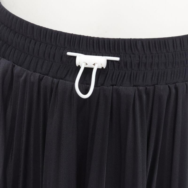 VALENTINO black pink stripes patchwork pleated toggle pleated midi skirt XS
Reference: AAWC/A00328
Brand: Valentino
Designer: Pier Paolo Piccioli
Material: Polyamide, Blend
Color: Pink, Multicolour
Pattern: Solid
Closure: Elasticated
Extra Details:
