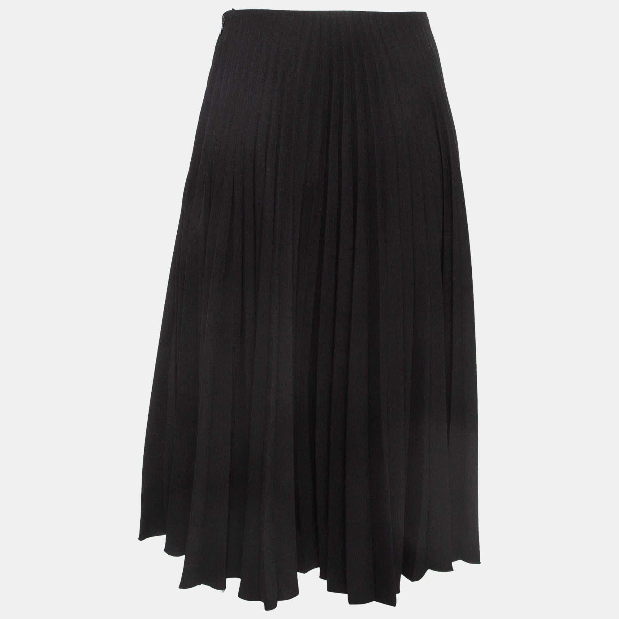 Make a fashionable edit with this Valentino skirt. Carefully tailored, the dress falls beautifully in small pleats thus creating a lovely shape and look.

