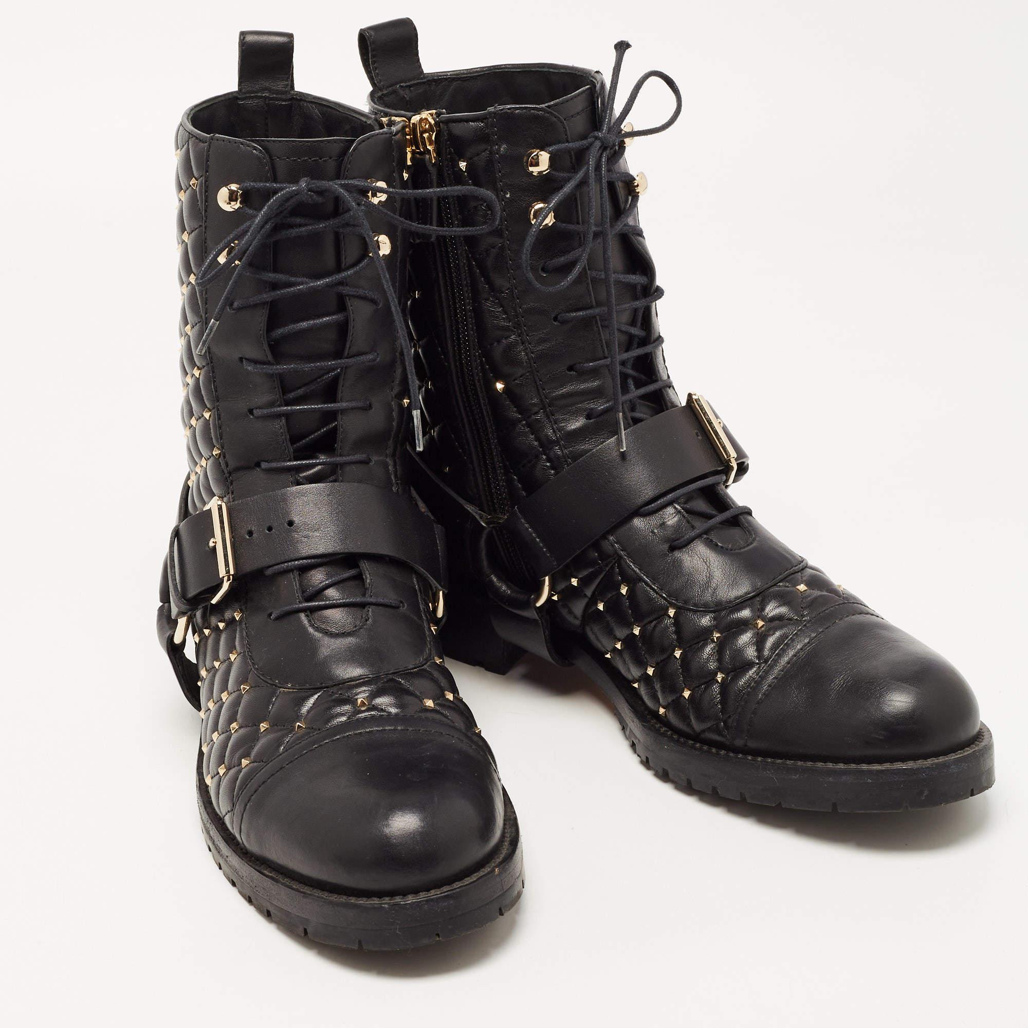 Valentino Black Quilted Leather Rockstud Buckle Details Ankle Boots Size 39 In Good Condition In Dubai, Al Qouz 2