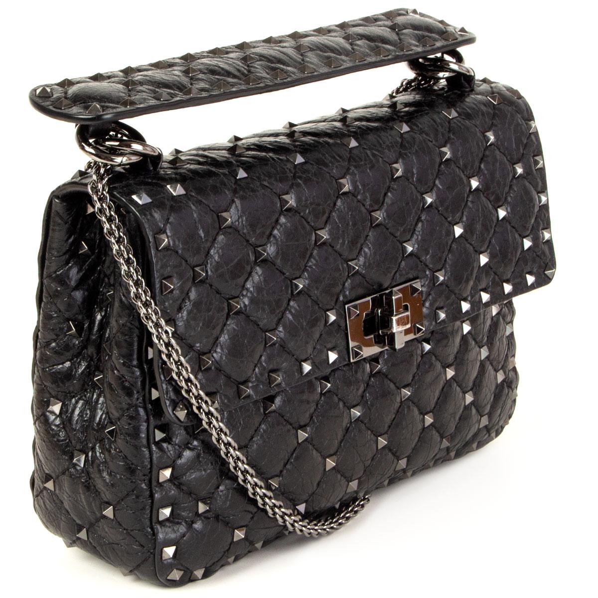 100% authentic Valentino Garavani Rockstud Spike Medium shoulder bag is crafted in quilted and wrinkled black leather. Featuring a flat top handle, a detachable chain shoulder strap and gunmetal-tone Rockstud embellishments. Opens with a flap on top