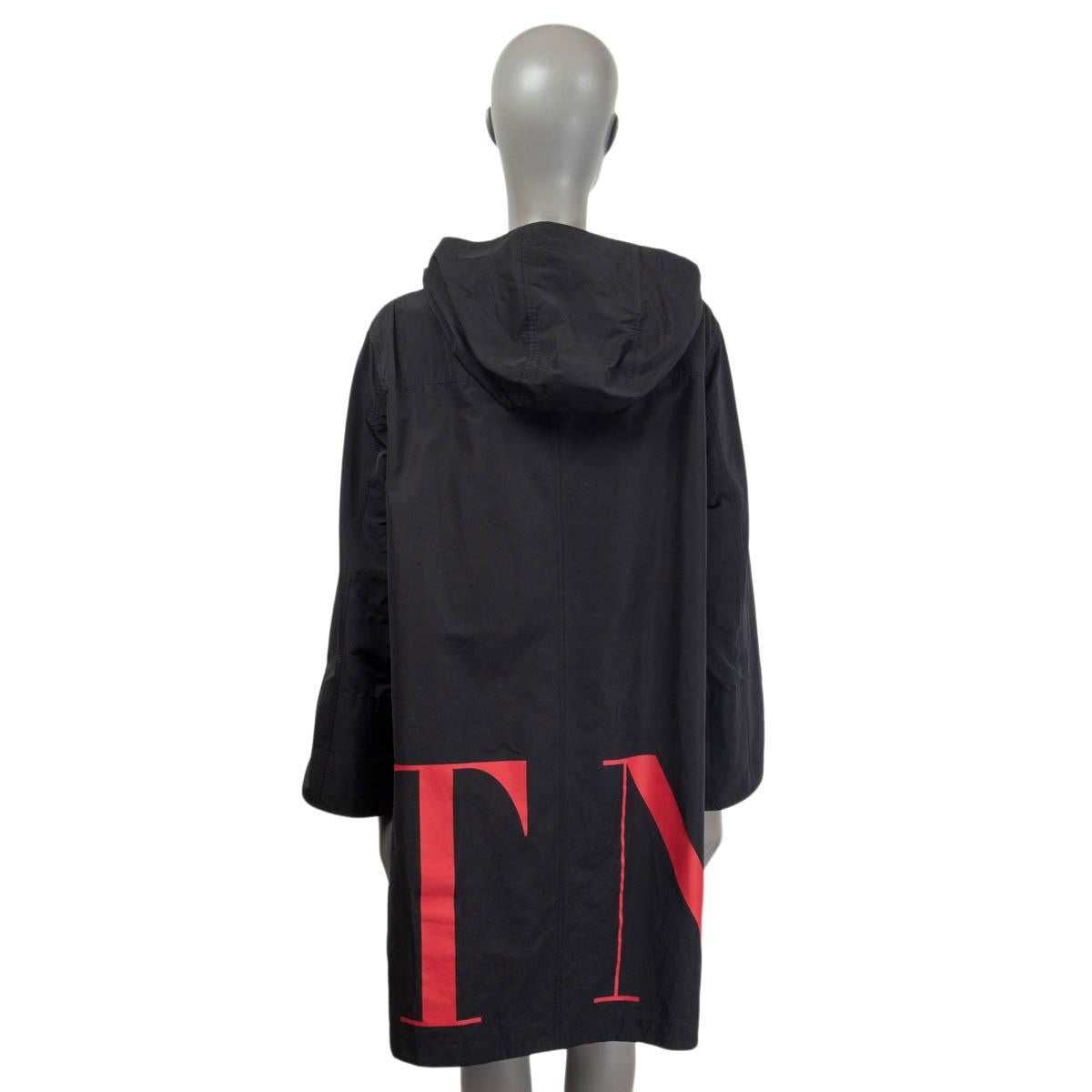 VALENTINO black & red cotton VLTN LOGO HOODED Coat Jacket 40 S In Excellent Condition For Sale In Zürich, CH