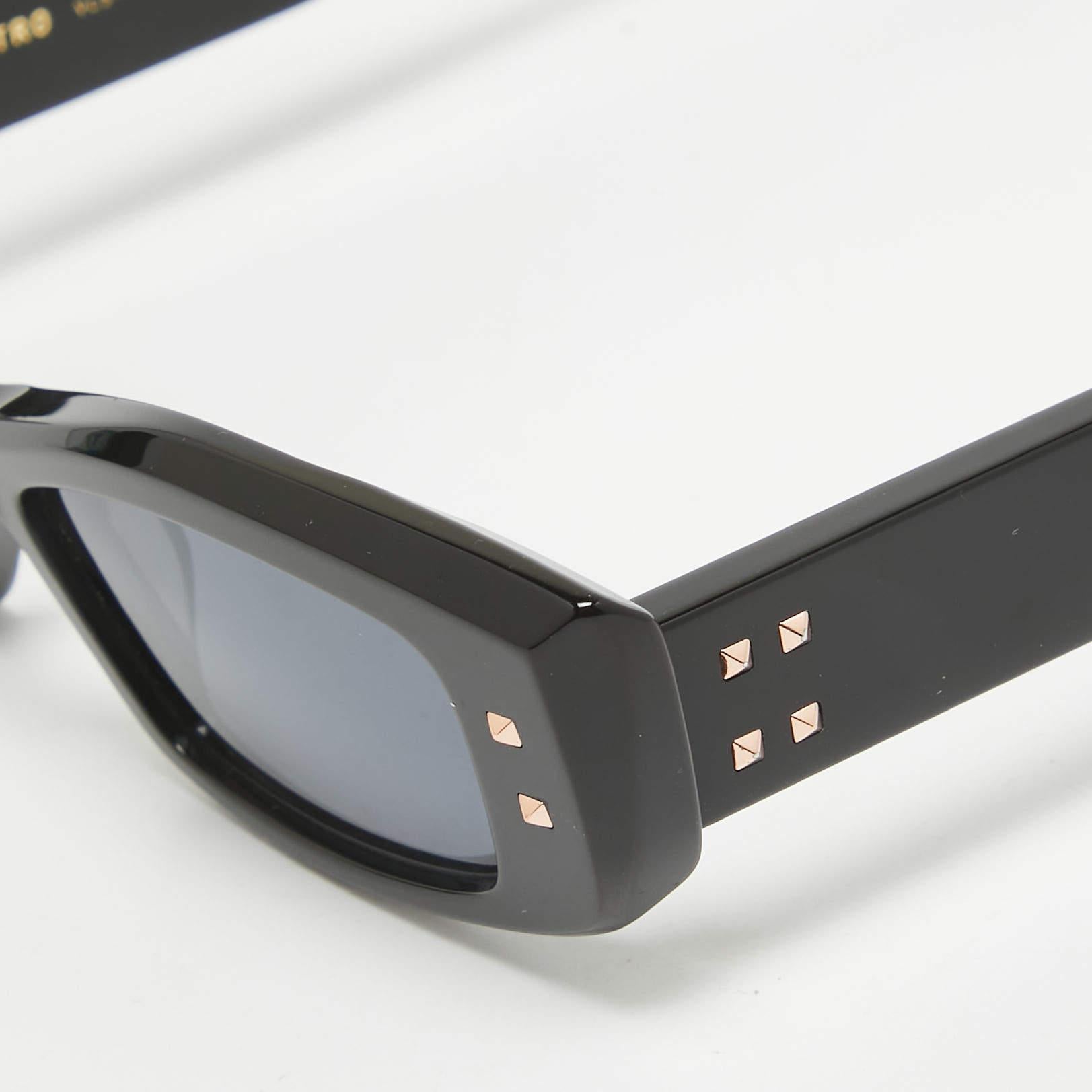 Valentino Black Rockstud V-Quattro Rectangle Sunglasses In Good Condition For Sale In Dubai, Al Qouz 2