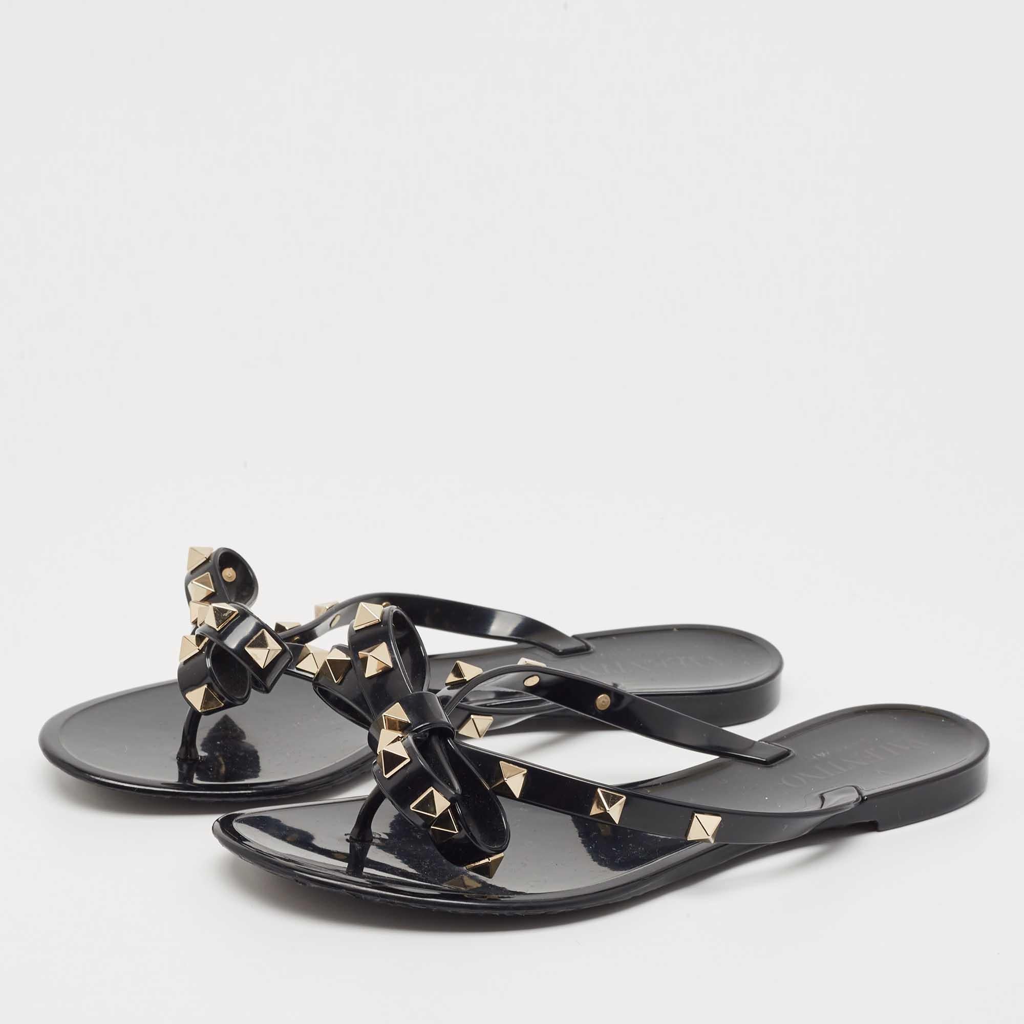 Mélange parfait de style luxueux et de confort, ces chaussures plates de créateur sont fabriquées à partir de matériaux de qualité et encadrent vos pieds de la manière la plus raffinée qui soit. Ils peuvent être associés à une multitude de tenues de