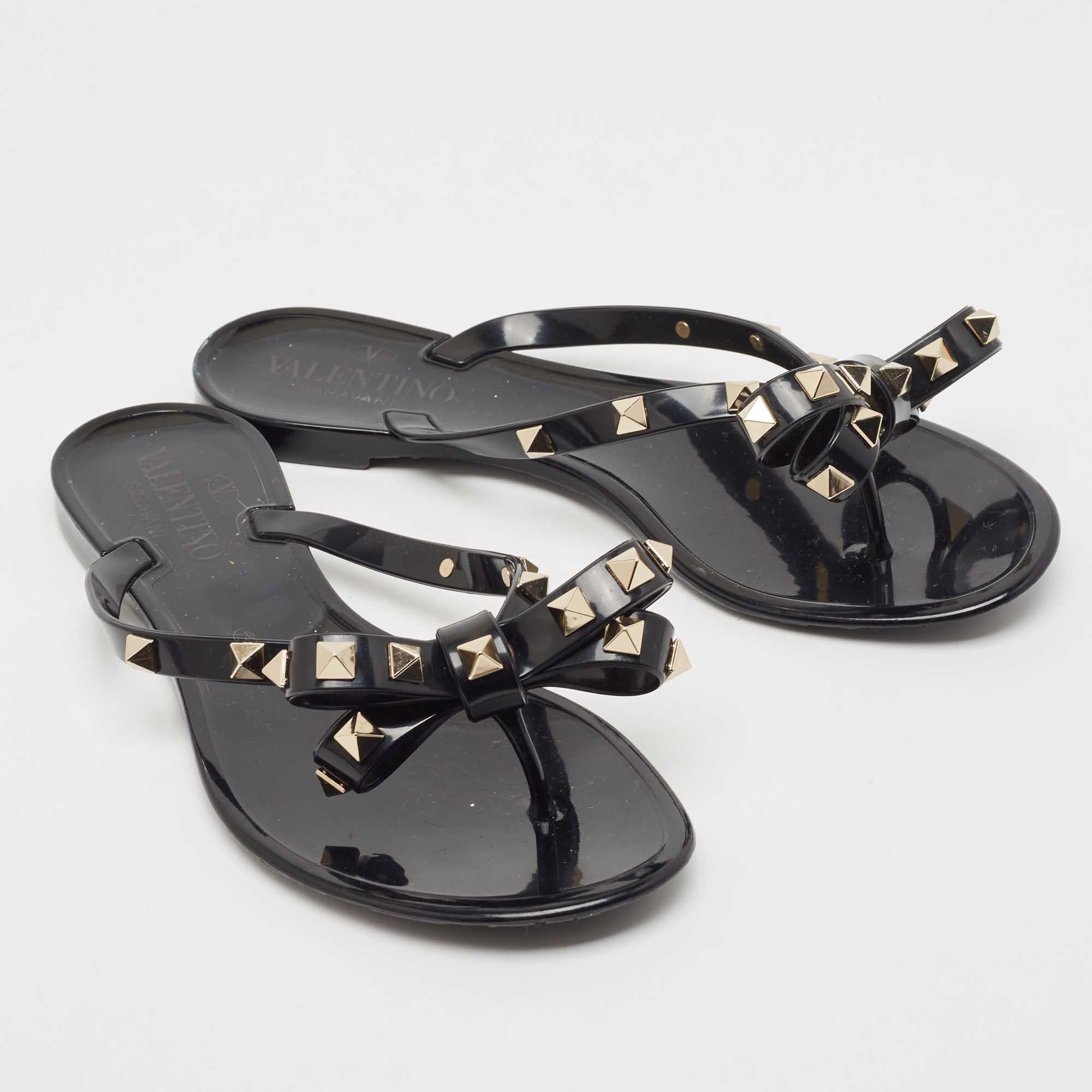 Valentino Rubber Bow Rockstud Thong Flats Taille 35 Bon état - En vente à Dubai, Al Qouz 2