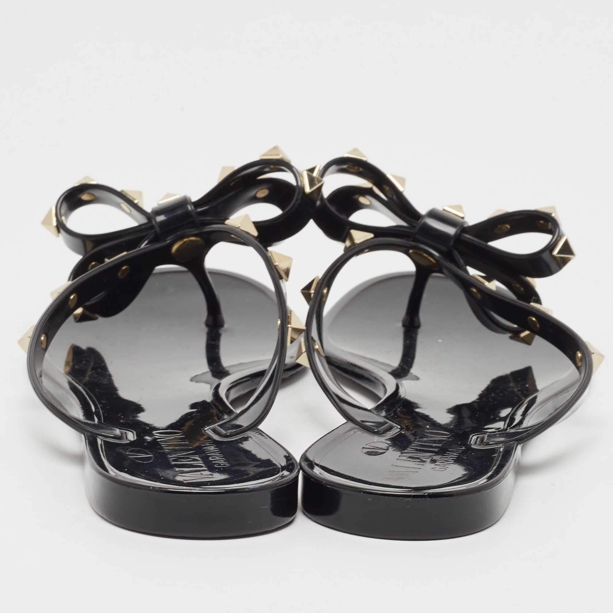 Valentino Rubber Bow Rockstud Thong Flats Taille 35 Pour femmes en vente
