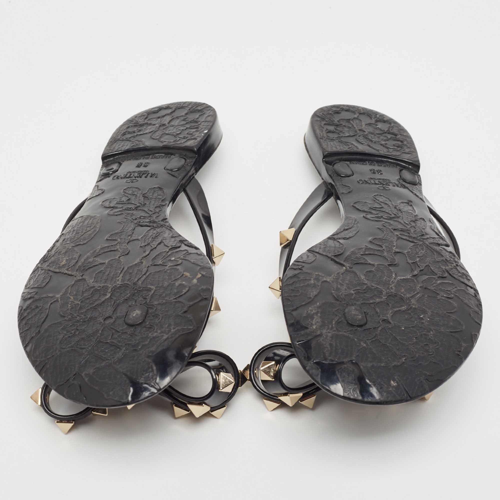 Valentino Rubber Bow Rockstud Thong Flats Taille 35 en vente 1