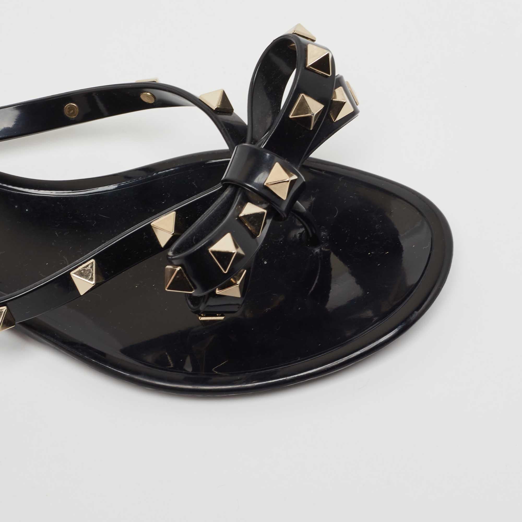Valentino Rubber Bow Rockstud Thong Flats Taille 35 en vente 2