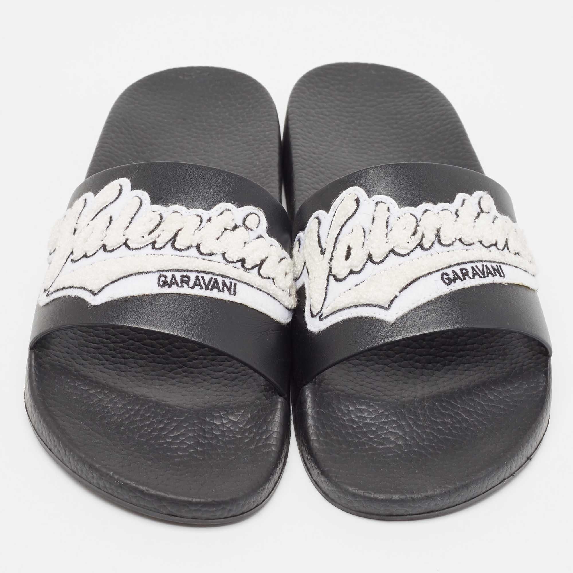 Comfort and style come together with these slides from Valentino! The black slides are crafted from rubber and feature an open-toe silhouette. They flaunt logo patch detail on the vamp straps and are sure to make your feet very happy!

