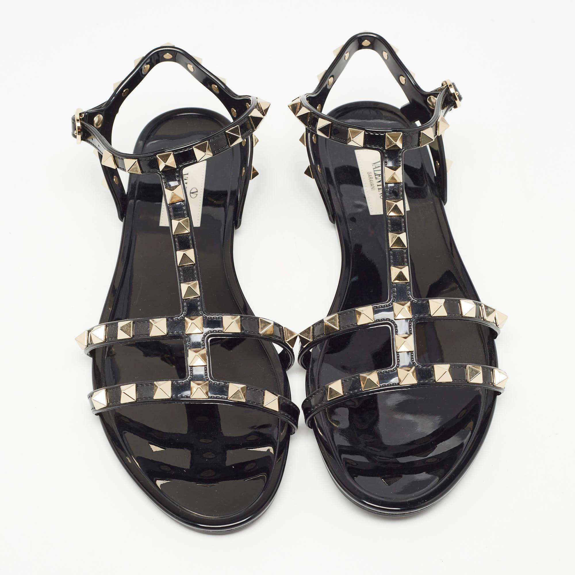 With meticulous craftsmanship and glamorous details, this Valentino pair of flats reflects the brand's expertise in creating innovative and admirable designs. The Rockstuds elegantly outlines the upper straps and make it undeniably chic. Created