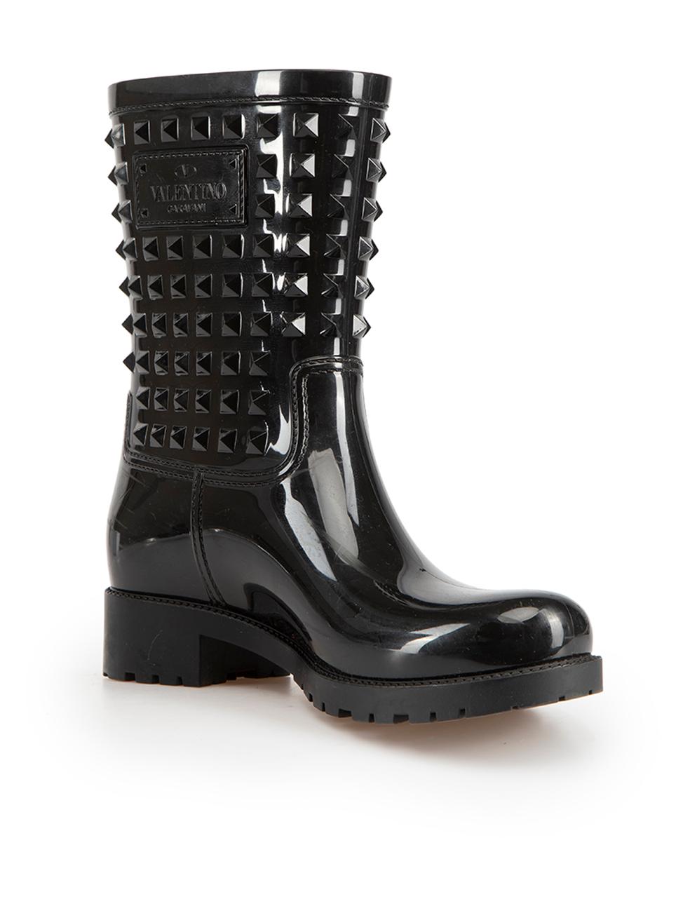 CONDITION is Very good. Minimal wear to boots is evident. Minimal wear to both sides and toes of both boots with light scratched to the rubber on this used Valentino designer resale item.
 
Details
Black
Rubber
Rain boots
Rockstud detail
Round
