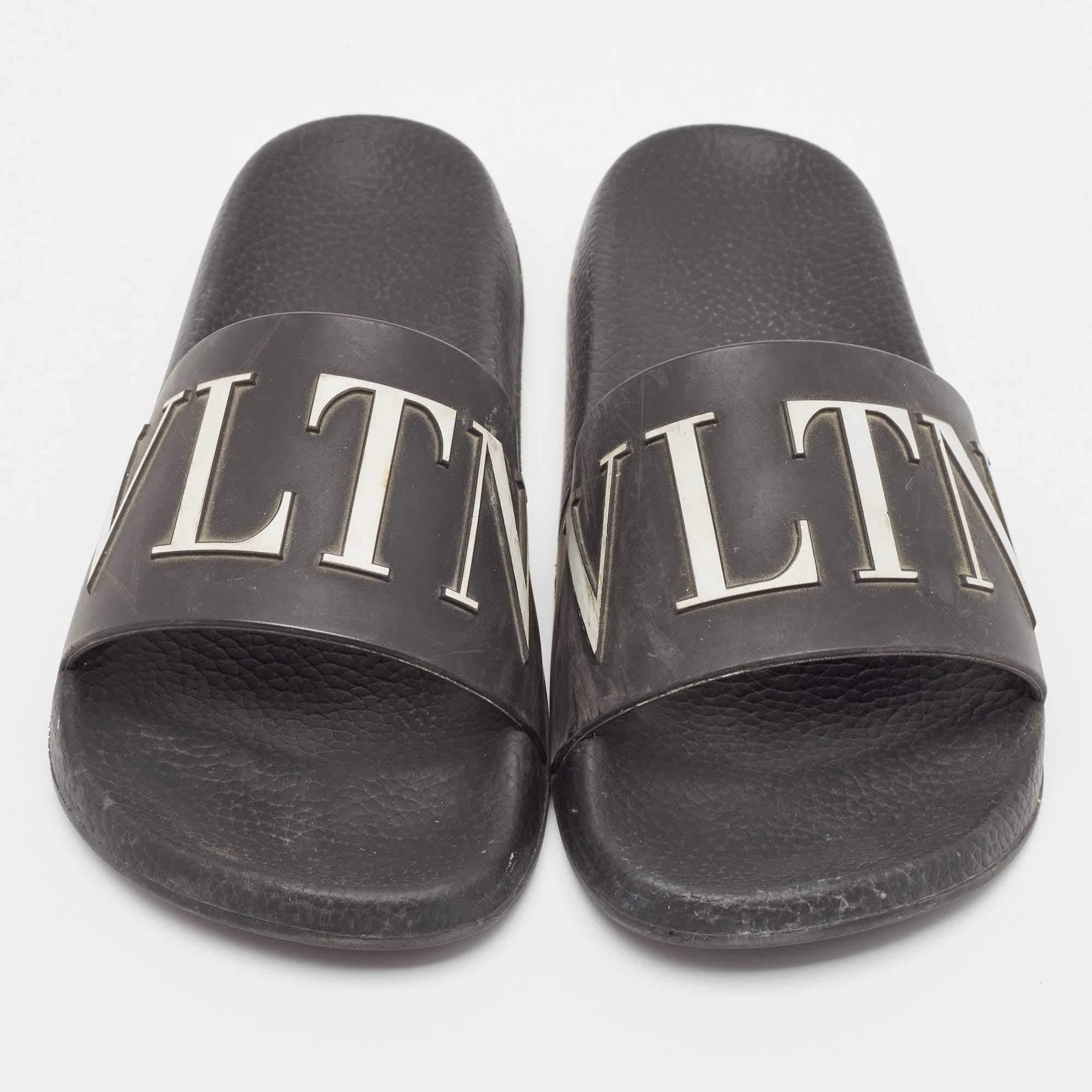 Valentino Noir Caoutchouc VLTN Slides plates Taille 38 Bon état - En vente à Dubai, Al Qouz 2