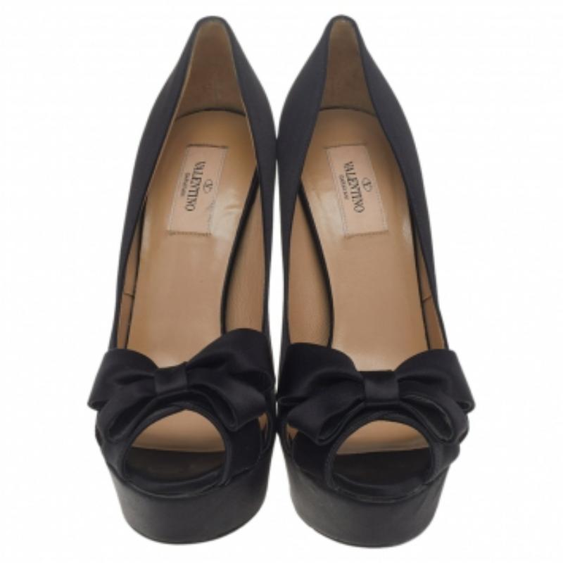 Valentino Schwarze Satin Plateau Pumps mit Schleife und Peep Toe Größe 39 im Zustand „Gut“ im Angebot in Dubai, Al Qouz 2
