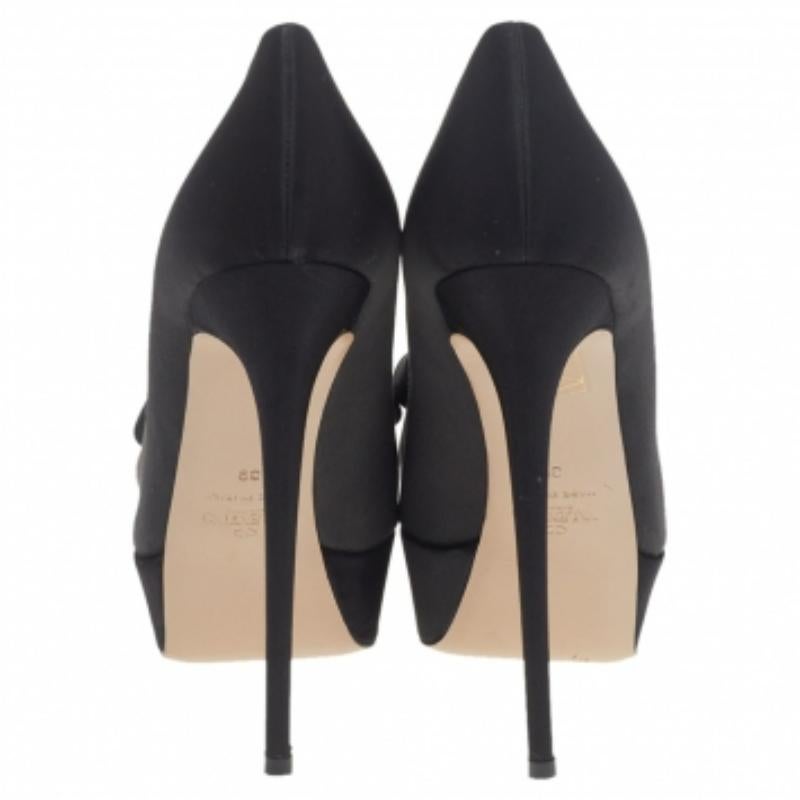 Valentino Schwarze Satin Plateau Pumps mit Schleife und Peep Toe Größe 39 Damen im Angebot