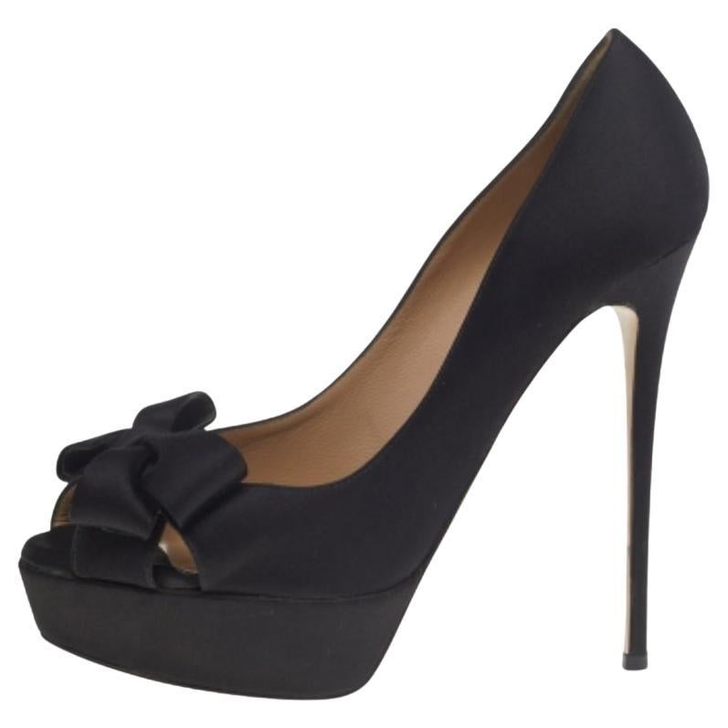 Valentino Schwarze Satin Plateau Pumps mit Schleife und Peep Toe Größe 39
