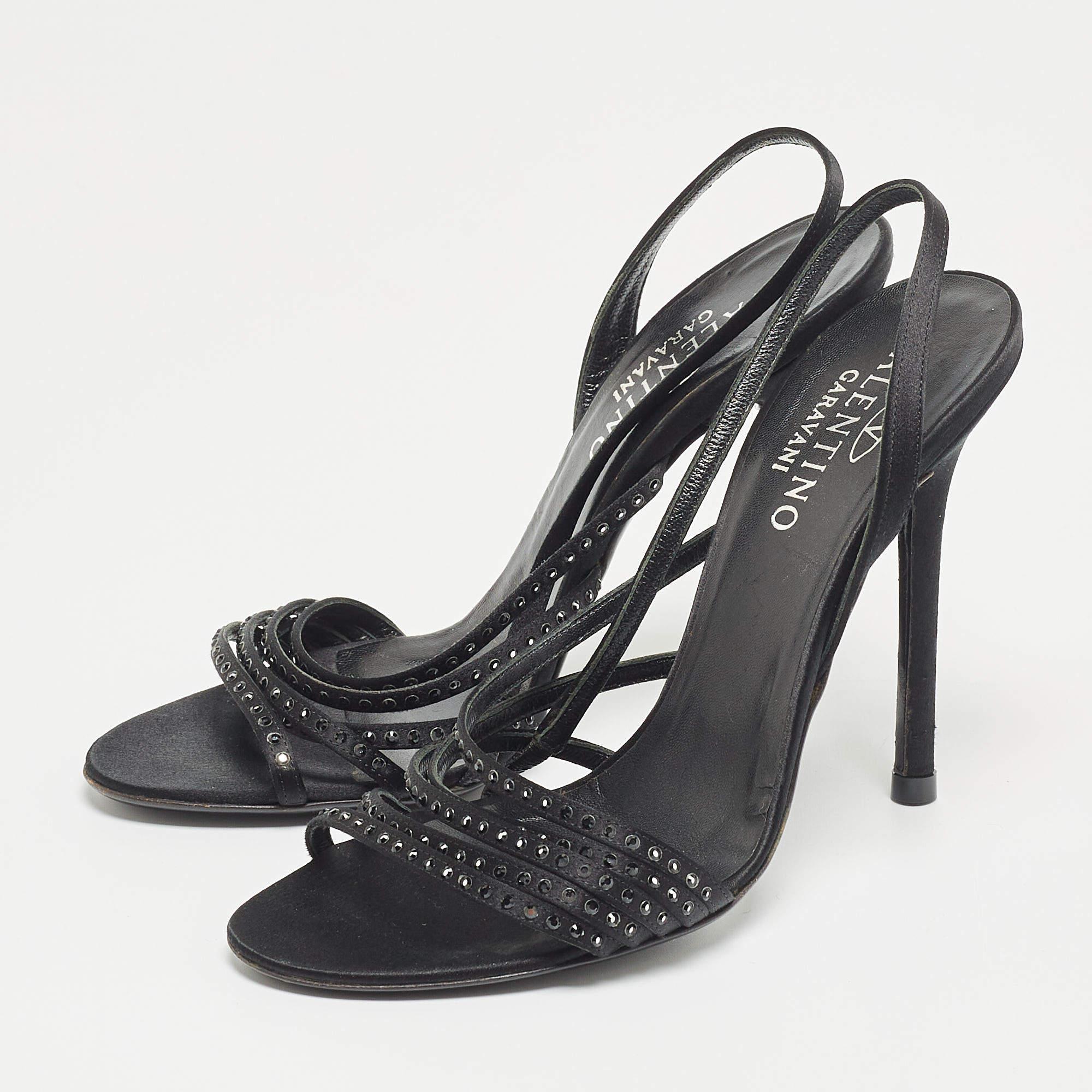 Wonderfully crafted shoes added with notable elements to fit well and pair perfectly with all your plans. Make these Valentino black sandals yours today!

