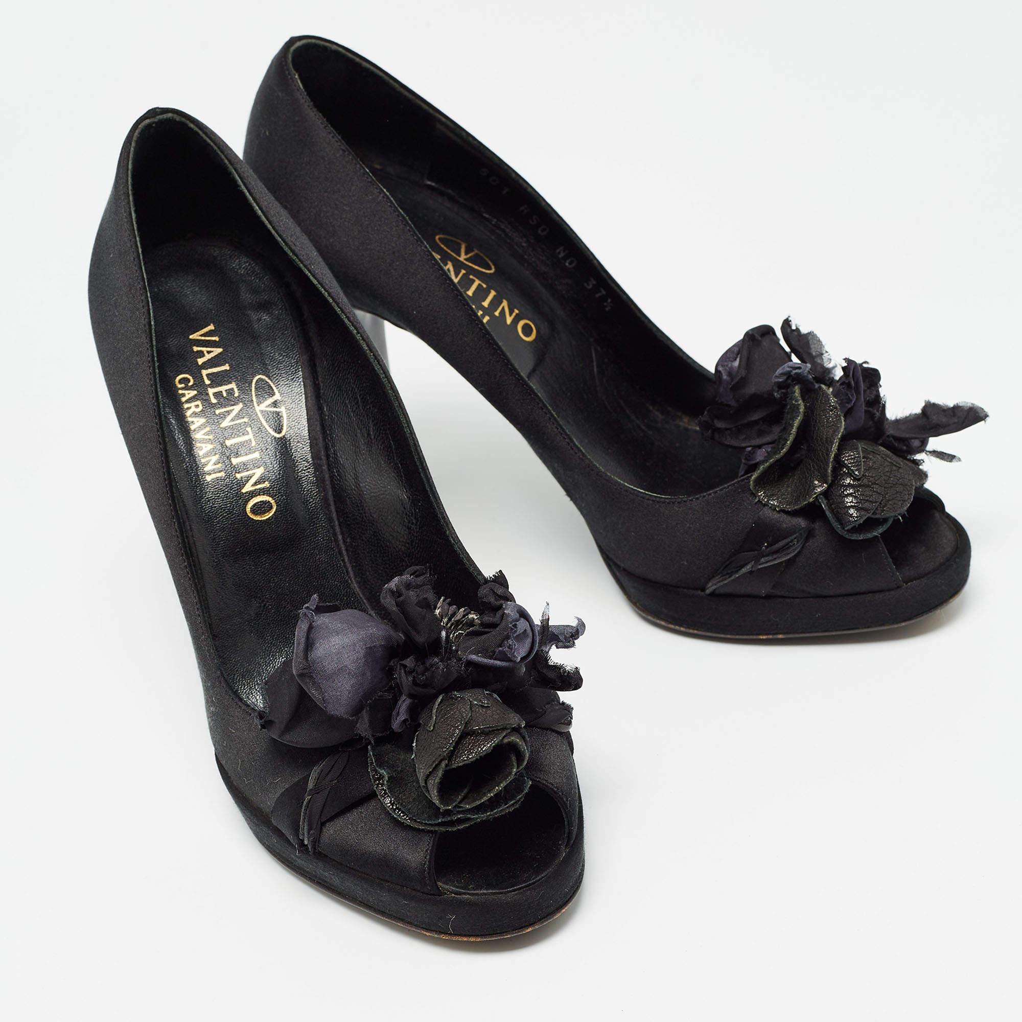 Valentino Black Satin Peep Toe Platform Pumps Size 37.5 en Excelente estado para la venta en Dubai, Al Qouz 2