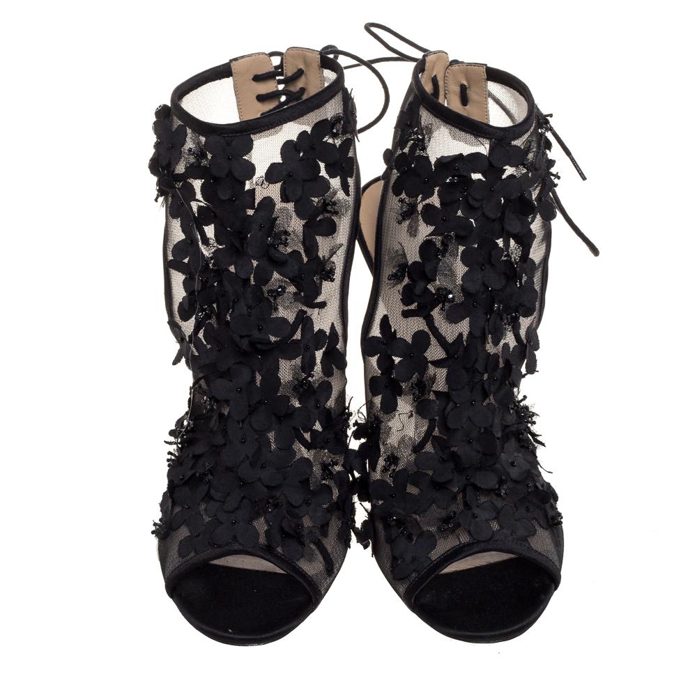 Valentino Valentino Schwarz Satin Trims Blume verschönert offene Zehe Stiefeletten  Größe 40 im Zustand „Gut“ in Dubai, Al Qouz 2