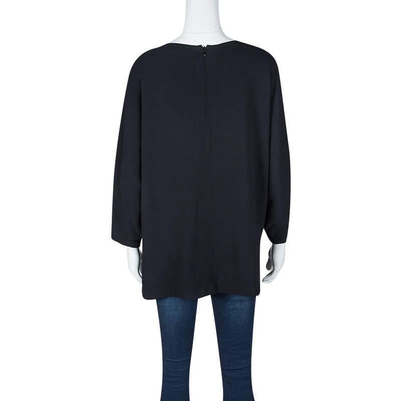 Featuring an oversized silhouette, this Valentino blouse is designed in a black fabric with quarter sleeves. It offers a relaxed fit and comes with a rounded neckline. Style with skinny jeans or printed leggings for a put-together look.

