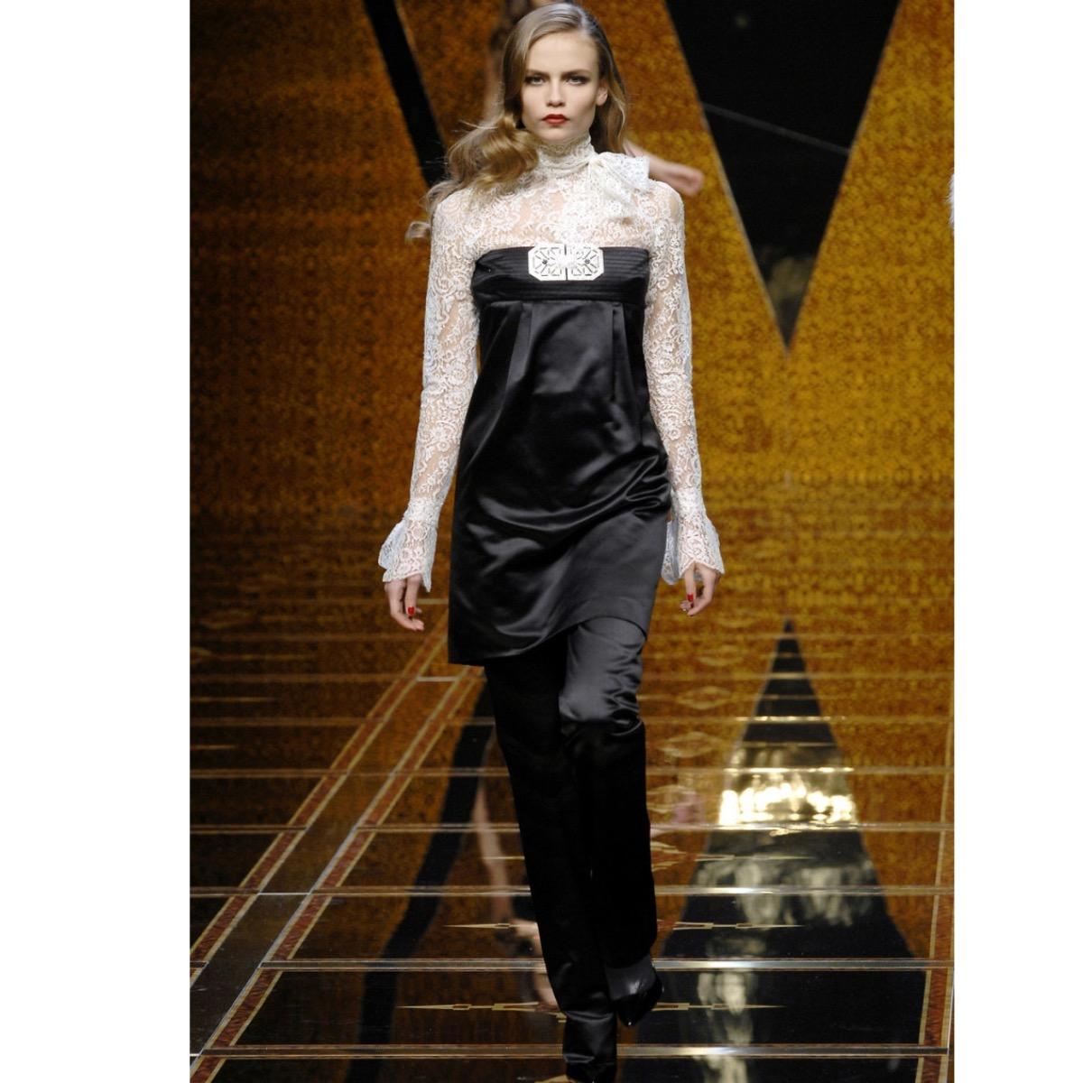 Vestido de satén de seda negro VALENTINO
Colección Otoño/Invierno 2007
Vestido sin tirantes, costura en la banda del corpiño, línea fluida de la vaina. Gran adorno de inspiración decó de metal y cristal blanco en el escote.
Talla US 8
Fabricado en